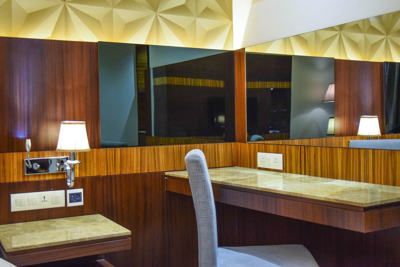 Rg Royal Hotel Bangalore Buitenkant foto