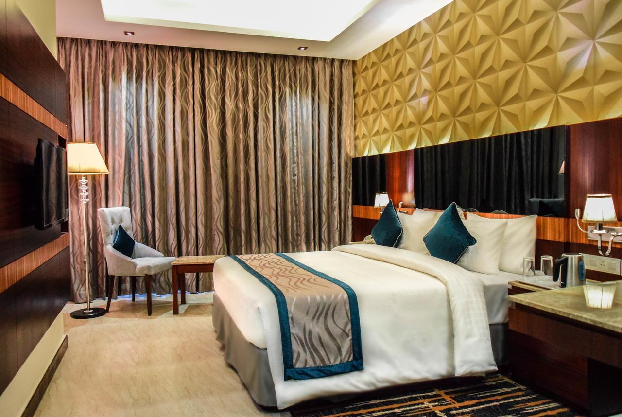 Rg Royal Hotel Bangalore Buitenkant foto