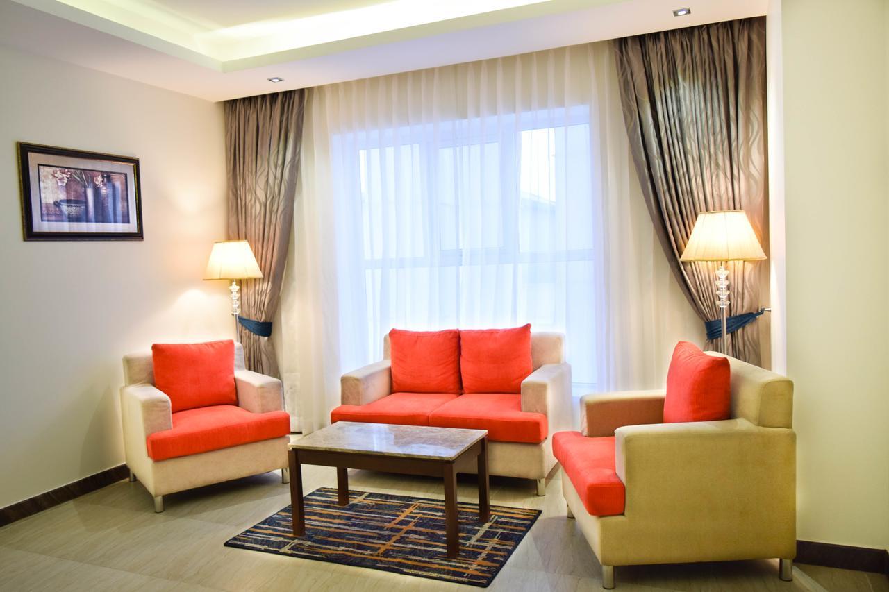 Rg Royal Hotel Bangalore Buitenkant foto