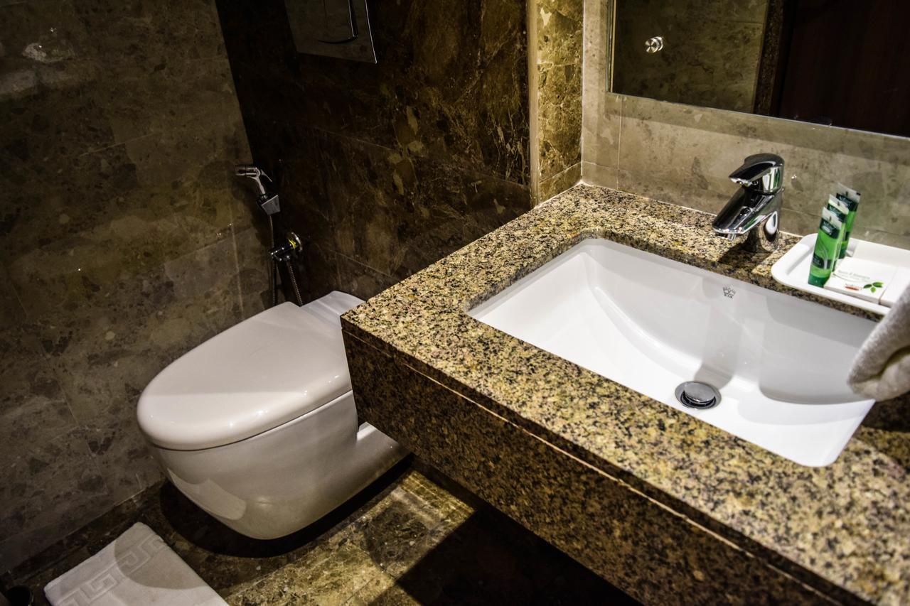 Rg Royal Hotel Bangalore Buitenkant foto