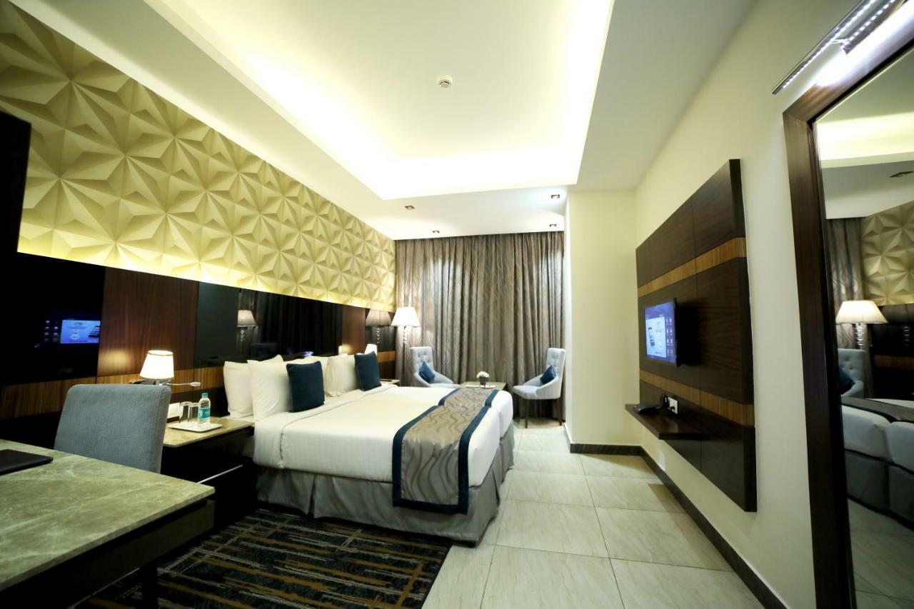Rg Royal Hotel Bangalore Buitenkant foto