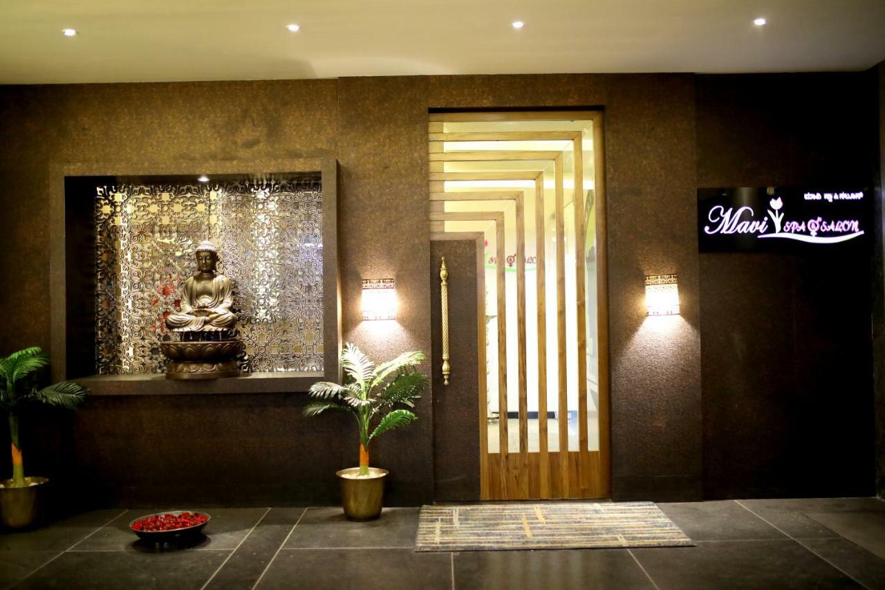 Rg Royal Hotel Bangalore Buitenkant foto