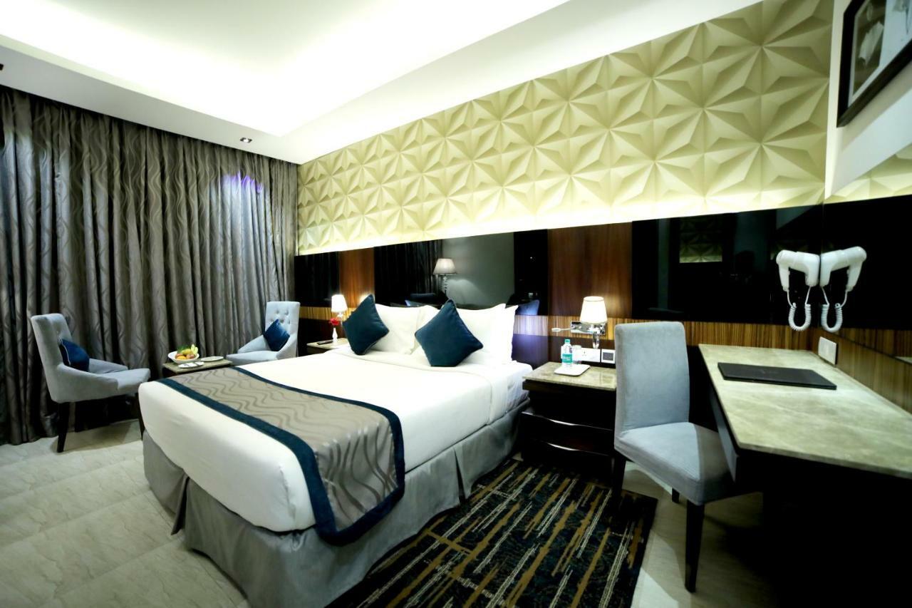 Rg Royal Hotel Bangalore Buitenkant foto